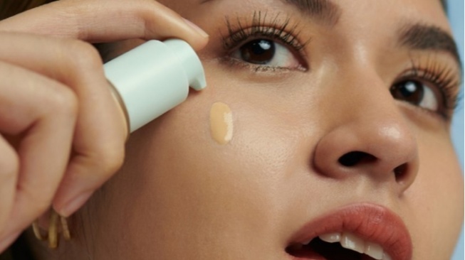 Anti Dempul! Ini 3 Rekomendasi Skin Tint untuk Makeup Natural