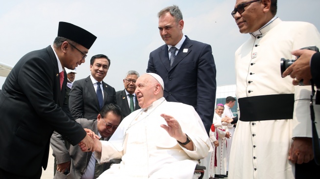 Pemimpin Takhta Suci Vatikan Paus Fransiskus (tengah) berjabat tangan dengan Menteri Agama Yaqut Cholil Qoumas (kiri) sebelum meninggalkan Indonesia di Bandara Internasional Soekarno Hatta, Tangerang, Banten, Jumat (6/9/2024).  [ANTARA FOTO/Muhammad Iqbal/nym]