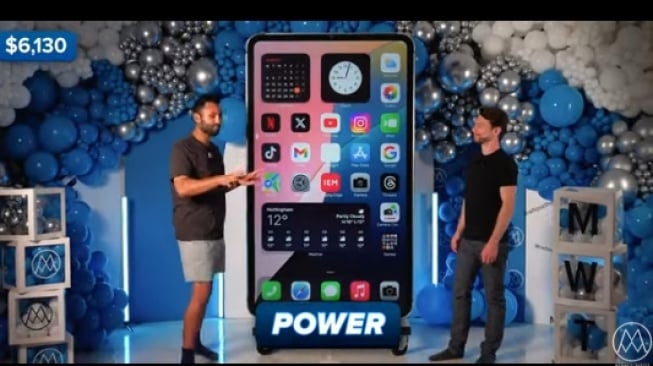 Tinggi 2 Meter Lebih! Mrwhosetheboss Ciptakan iPhone 15 Pro Max Terbesar di Dunia