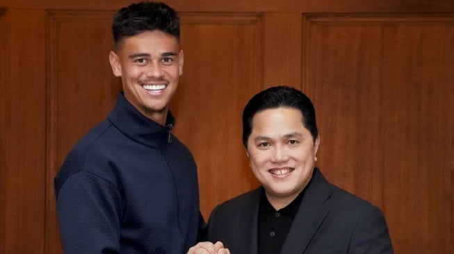 Mees Hilgers salaman dengan Ketum PSSI, Erick Thohir. (Instagram/@erickthohir)