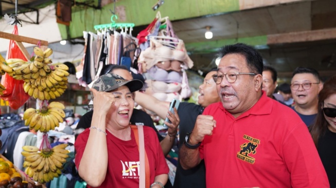 Rano Karno Sapa Warga di Pasar Muara Karang, Langsung Dimintain Ini