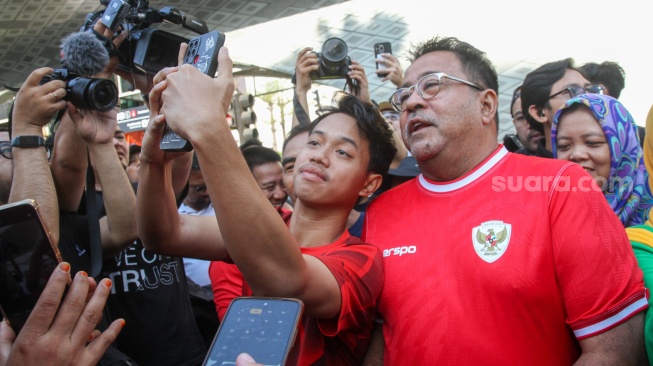 Bakal calon wakil gubernur Rano Karno berswafoto dengan warga saat CFD di Bundaran HI, Jakarta, Minggu (8/9/2024). [Suara.com/Alfian Winanto]