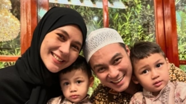 Paula Verhoeven bersama Baim Wong dan kedua anaknya (Instagram)