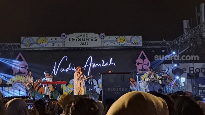 Penampilan Nadin Amizah pada acara Land of Leisures 2024 di Plaza Ambarrukmo, Yogyakarta, Jumat (6/9/2024). (Suara.com/Hayuning Ratri Hapsari).