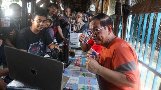 Pasangan bakal calon gubernur dan bakal calon wakil gubernur Pramono Anung dan Rano Karno menemui rekan-rekan Pewarta Foto saat CFD di Bundaran HI, Jakarta, Minggu (8/9/2024). [Suara.com/Alfian Winanto]