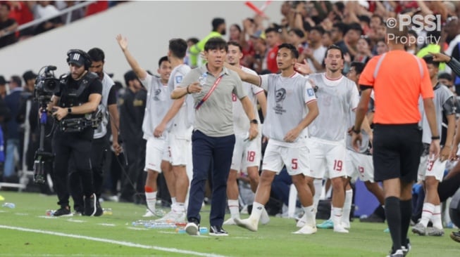 Shin Tae Yong bersama pemain Timnas Indonesia di tepi lapangan ketika menghadapi Arab Saudi. (pssi.org)