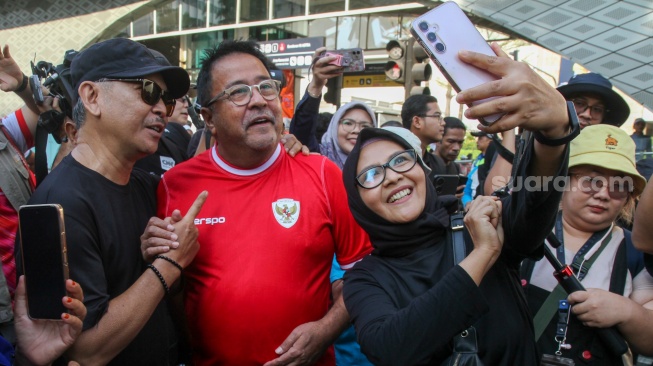 Bakal calon wakil gubernur Rano Karno berswafoto dengan warga saat CFD di Bundaran HI, Jakarta, Minggu (8/9/2024). [Suara.com/Alfian Winanto]