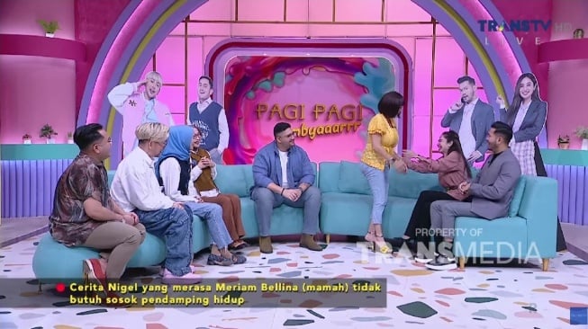 Dewi Perssik ngakak dengar curhatan Meriam Bellina (YouTube/TRANS TV Official)