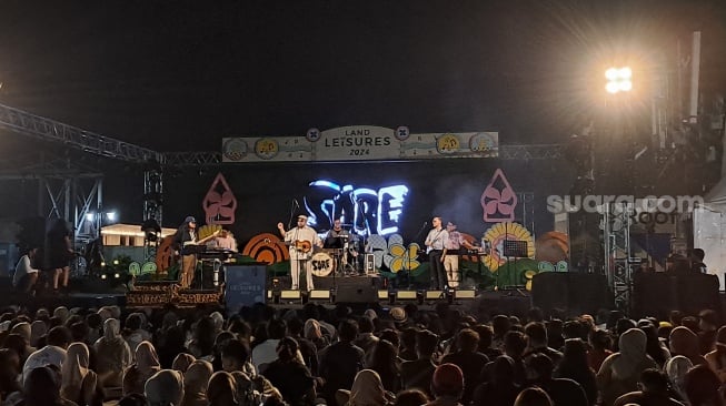 Penampilan Sore pada acara Land of Leisures 2024 di Plaza Ambarrukmo, Yogyakarta, Jumat (6/9/2024). (Suara.com/Hayuning Ratri Hapsari).