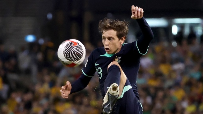 Penyerang Australia, Craig Goodwin menendang bola selama pertandingan kualifikasi Piala Dunia 2026 antara Australia vs Lebanon di Stadion Bruce di Canberra pada 26 Maret 2024.DAVID GRAY / AFP.