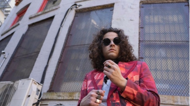 Moon Walker 'Regular People': Suara Hati para Korban Generational Trauma