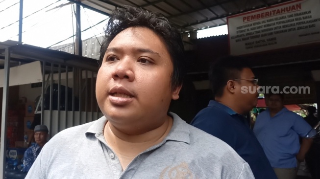 Baginda Jaya, adik Puput Novel di TPU Sanjaya, Kebayoran Baru, Jakarta Selatan pada Senin (9/9/2024). [Suara.com/Rena Pangesti]