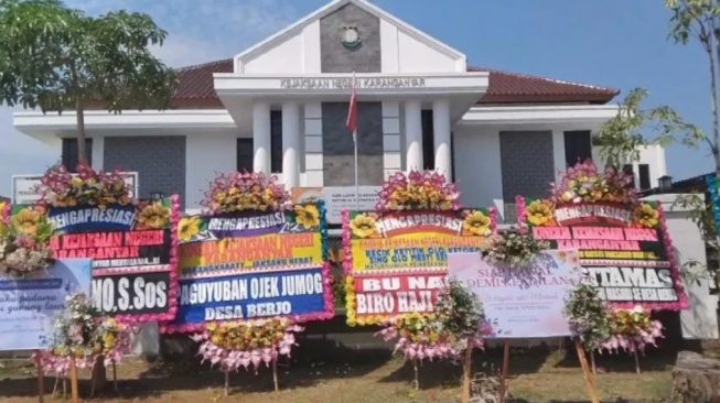 Kantor Kejari Karanganyar Banjir Karangan Bunga Usai Ungkap Kasus Korupsi BUMDes Berjo