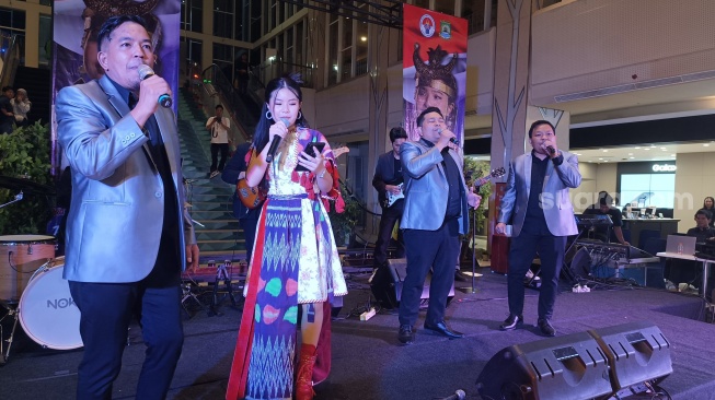  Ry Hyori bersama The Brother di Kalibata, Jakarta Selatan pada Minggu (8/9/2024). [Suara.com/Rena Pangesti]