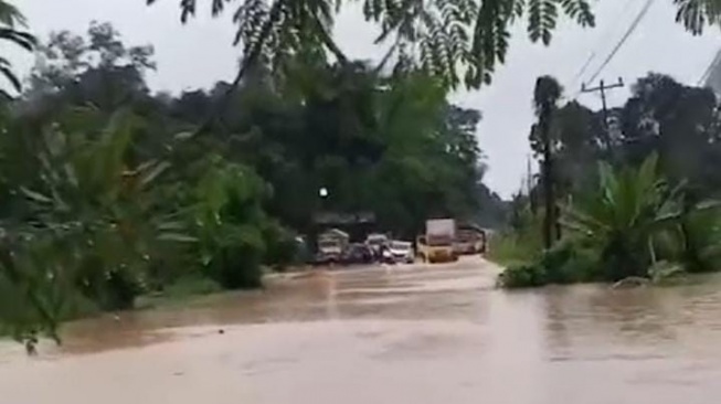 Masjid dan Jembatan Hancur! Banjir Bandang Terbesar Landa Sijunjung, Warga Butuh Bantuan
