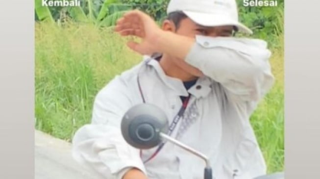 Terduga pelaku ekshibionis di kawasan Serang Banten yang kepergok onani di atas sepeda motor. (tangkapan layar/instagram) 