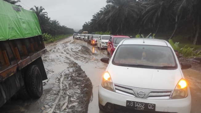 Kemacetan Parah Terjadi di Jalan Lintas Sekadau-Sanggau, Polisi Bilang Begini