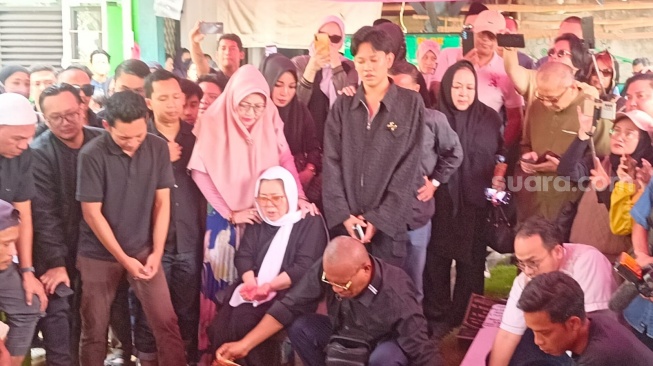 Isak Tangis Iringi Pemakaman Puput Novel, Penyanyi Cilik Era 80-an