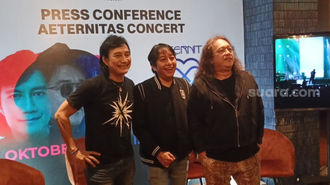 KLa Project bersama Edy Khemod saat konferensi pers di Kuningan, Jakarta Selatan pada Senin (9/9/2024). [Suara.com/Rena Pangesti]