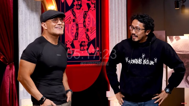 Deddy Corbuzier dan Gilang Bhaskara di acara Somasi (YouTube/Deddy Corbuzier)