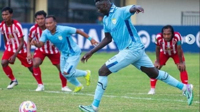 Penalti Ezeichel Ndoauasel saat Persela vs Deltras pada laga perdana Liga 2 yang digelar di Stadion Tuban Sport Center (TSC), Jawa Timur, Minggu (8/9/2024). [Instagram}