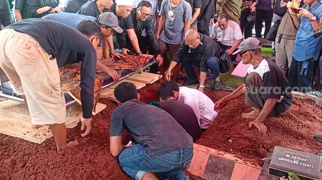 Proses pemakaman Puput Novel di TPU Sanjaya, Kebayoran Baru, Jakarta Selatan pada Senin (9/9/2024). [Suara,com/Rena Pangesti]