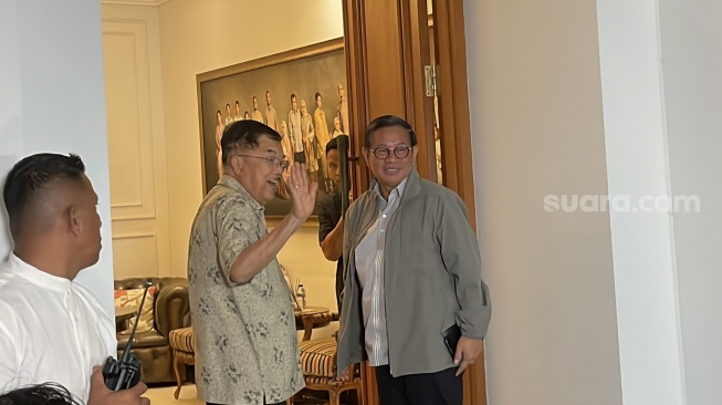Bacagub Jakarta dari PDIP, Pramono Anung saat sowan ke kediaman Jusuf Kalla. (Suara.com/Novian)