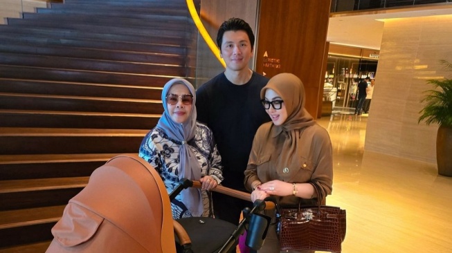 Syahrini, Reino Barack, dan Wati Nurhayati jalan-jalan bersama Princess R (Instagram/princessyahrini)