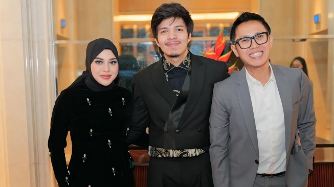 Gaya Aurel Hermansyah kondangan. [Instagram]