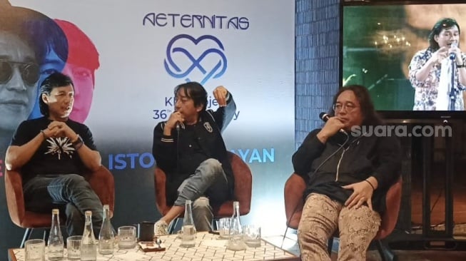 KLa Project bersama Edy Khemod saat konferensi pers di Kuningan, Jakarta Selatan pada Senin (9/9/2024). [Suara.com/Rena Pangesti]
