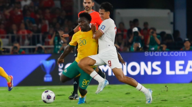 Pemain Timnas Indonesia Rafael Struick berebut bola dengan Pemain Timnas Australia Nestory Irankunda saat pertandingan Sepak Bola Kualifikasi Piala Dunia 2026 Zona Asia Antara Indonesia melawan Australia di Stadion Gelora Bung Karno, Jakarta, Selasa (10/9/2024). [Suara.com/Alfian Winanto]