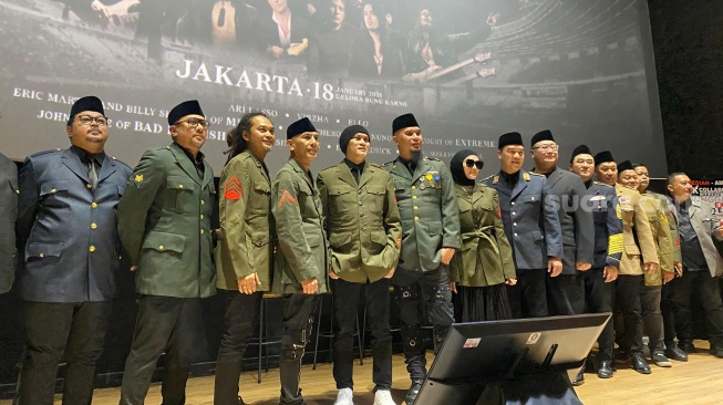 Ahmad Dhani bersama Dewa 19 menggelar konferensi pers Konser Dewa 19 featuring All Stars 2025 di kawasan Senayan, Jakareta Pusat, Selasa (10/9/2024). Di konser tahun depan, Dhani berniat menggaet Demi Lovato hingga Adam Lambert. [Tiara Rosana/Suara.com]