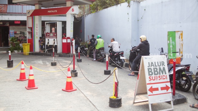 Pengendara melakukan pengisian bahan bakar jenis Pertalite di SPBU Pertamina, Jakarta, Selasa (10/9/2024). [Suara.com/Alfian Winanto]