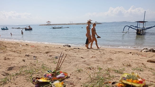 Warga Negara Asing di Pantai Sanur, Denpasar, Bali. [Suara.com/Eviera Paramita Sandi]