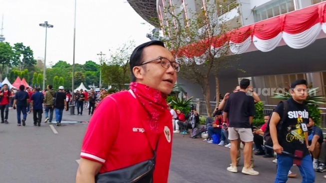 Musisi Tanah Air, Ari Lasso hadir langsung di SUGBK demi menyaksikan laga Timnas Indonesia vs Australia. (Suara.com/Arief Apriadi)