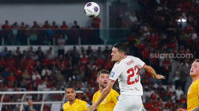 Pemain Timnas Indonesia Justin Hubner berebut bola atas dengan Pemain Timnas Australia saat pertandingan Sepak Bola Kualifikasi Piala Dunia 2026 Zona Asia Antara Indonesia melawan Australia di Stadion Gelora Bung Karno, Jakarta, Selasa (10/9/2024). [Suara.com/Alfian Winanto]