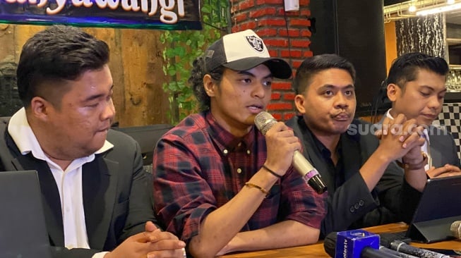 Vadel Badjideh kekasih Lolly saat menggelar konferensi pers bersama kuasa hukumnya di kawasan Rawamangun, Jakarta Timur, Selasa (10/9/2024). [Suara.com/Tiara Rosana]