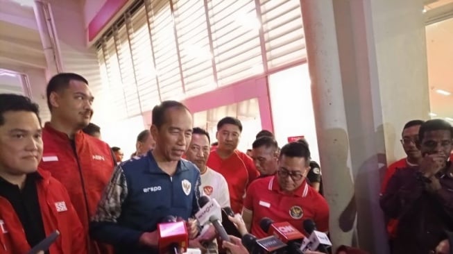 Presiden Joko Widodo memberi keterangan pers usai menyaksikan laga timnas Indonesia vs Australia di Stadion Utama Gelora Bung Karno (SUGBK), Jakarta, Selasa (10/9/2024) malam. (ANTARA/Benardy Ferdiansyah)