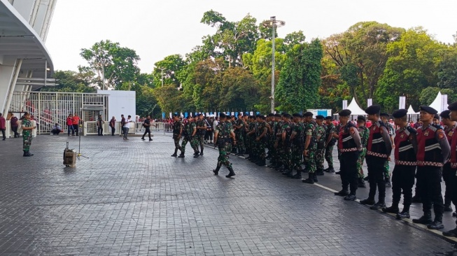 Persiapan pengamanan jelang kedatangan Presiden Joko Widodo yang akan menyaksikan langsung pertandingan Timnas Indonesia vs Australia. (Suara.com/Arief Apriadi)