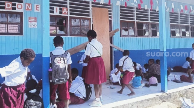 SD YPPGI Nabire Papua Tengah Dipalang OTK, Siswa Terpaksa Belajar Di Emperan Sekolah