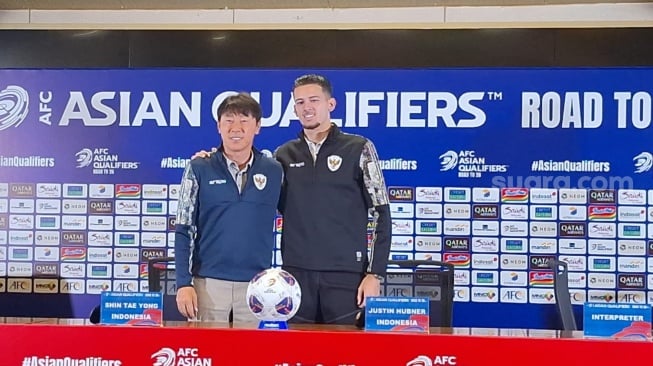 Shin Tae-yong dan Justin Hubner di konfrensi pers pertandingan Timnas Indonesia vs Australia pada ketiga Kualifikasi Piala Dunia 2026 [Suara.com/Adie Prasetyo Nugraha]