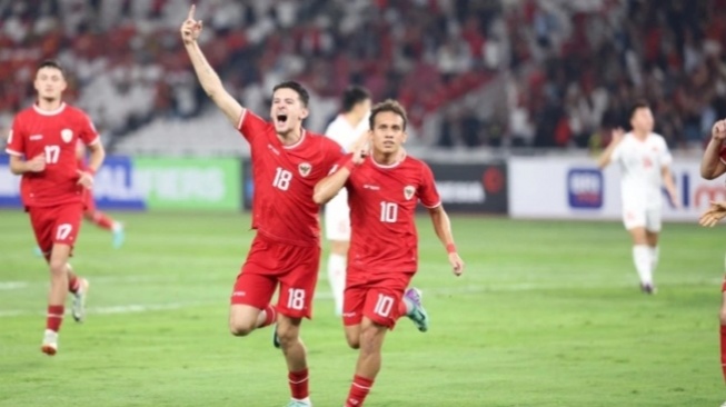 Justin Hubner dan Egy Maulana Vikri berselebrasi saat membela Timnas Indonesia. Susunan pemain Timnas Indonesia vs Australia, Justin Hubner jadi starter. (pssi.org)