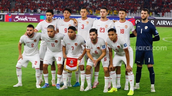 Pemain Timnas Indonesia sebelum berhadapan dengan Timnas Australia pada Kualifikasi Piala Dunia 2026 Zona Asia di Stadion Gelora Bung Karno, Jakarta, Selasa (10/9/2024). [Suara.com/Alfian Winanto]