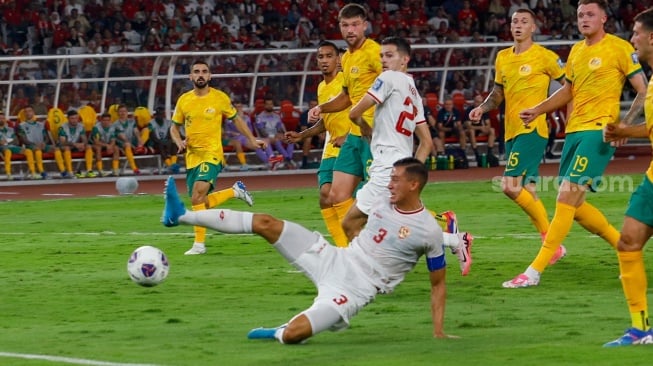 Pemain Timnas Indonesia Jay Idzes berusah menendang umpan terobosan saat pertandingan Sepak Bola Kualifikasi Piala Dunia 2026 Zona Asia Antara Indonesia melawan Australia di Stadion Gelora Bung Karno, Jakarta, Selasa (10/9/2024). [Suara.com/Alfian Winanto]