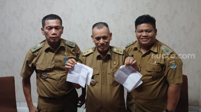 Sejumlah kepala desa di Kabupaten Tangerang  menunjukkan surat nilai jual harga tanah (NJOP). [Istimewa]