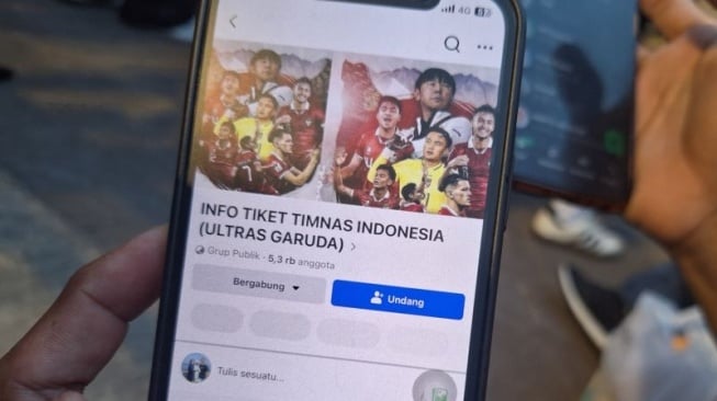 Suporter Timnas Indonesia tertipu calo tiket yang dibeli lewat media sosial, Facebook. (Antara)