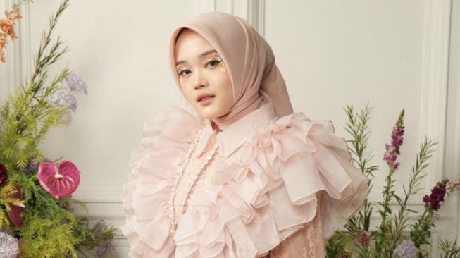 3 Inspirasi Outfit Hijab ala Putri Delina, Bikin Tampilanmu Modis!