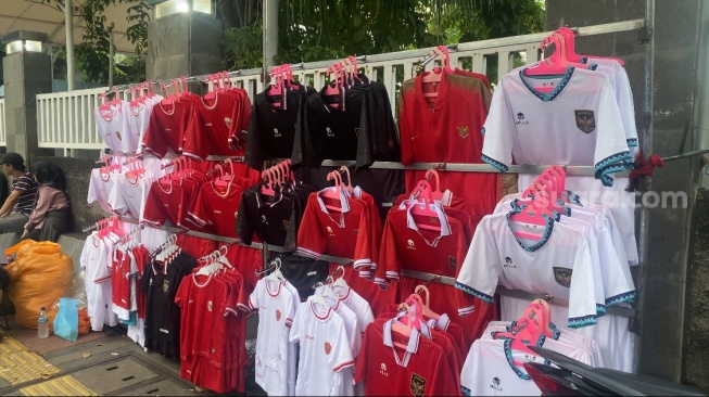 Diburu Suporter Jelang Laga di GBK, Penjual Jersey Timnas Indonesia Raup Cuan: Omzet Auto Meroket 50 Persen