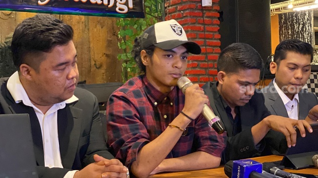 Vadel Badjideh kekasih Lolly saat menggelar konferensi pers bersama kuasa hukumnya di kawasan Rawamangun, Jakarta Timur, Selasa (10/9/2024). [Suara.com/Tiara Rosana]