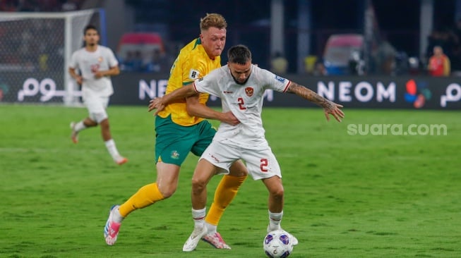 Pemain Timnas Indonesia Calvin Verdonk berebut bola dengan Pemain Timnas Australia Harry Souttar saat pertandingan Sepak Bola Kualifikasi Piala Dunia 2026 Zona Asia Antara Indonesia melawan Australia di Stadion Gelora Bung Karno, Jakarta, Selasa (10/9/2024). [Suara.com/Alfian Winanto]